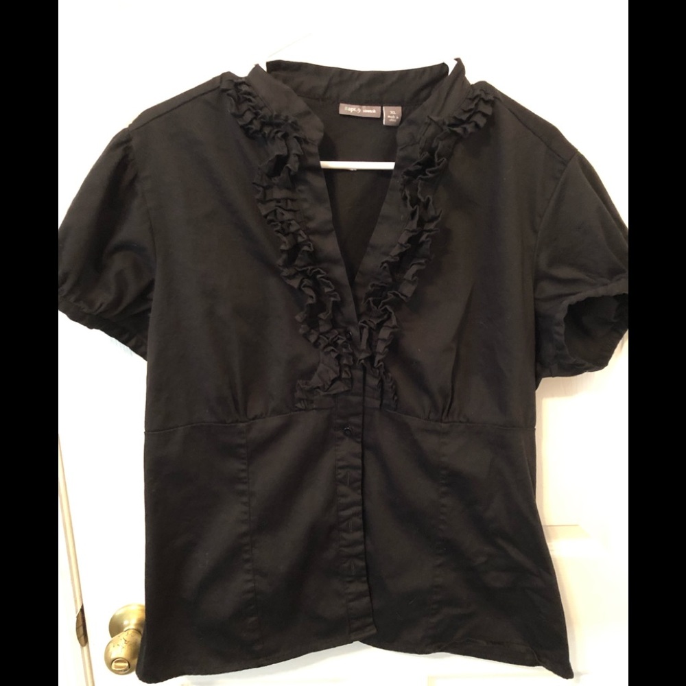 🦚 Women’s black top.